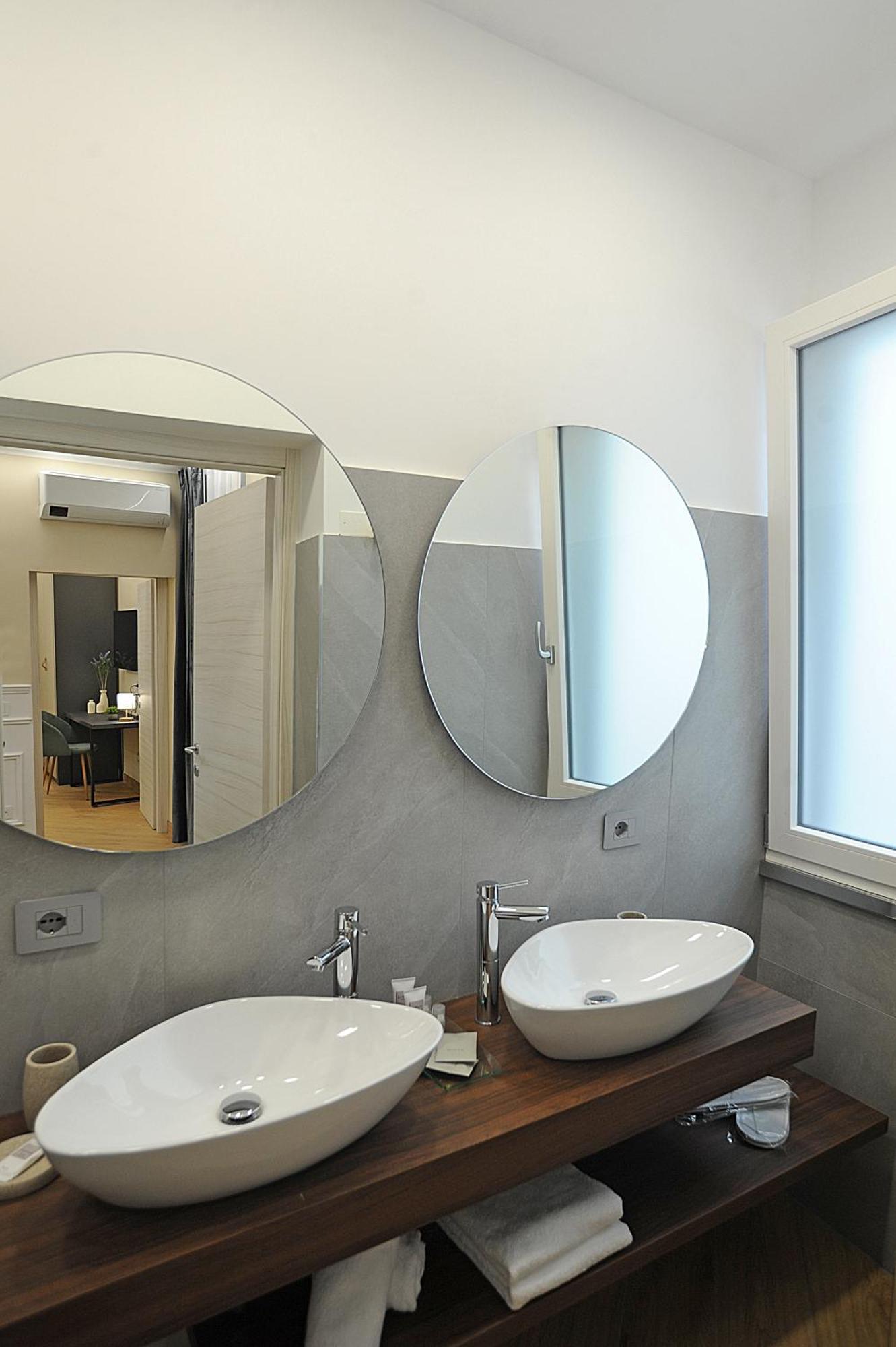 Mom Apartment Rooms&Suites Тиволи Экстерьер фото