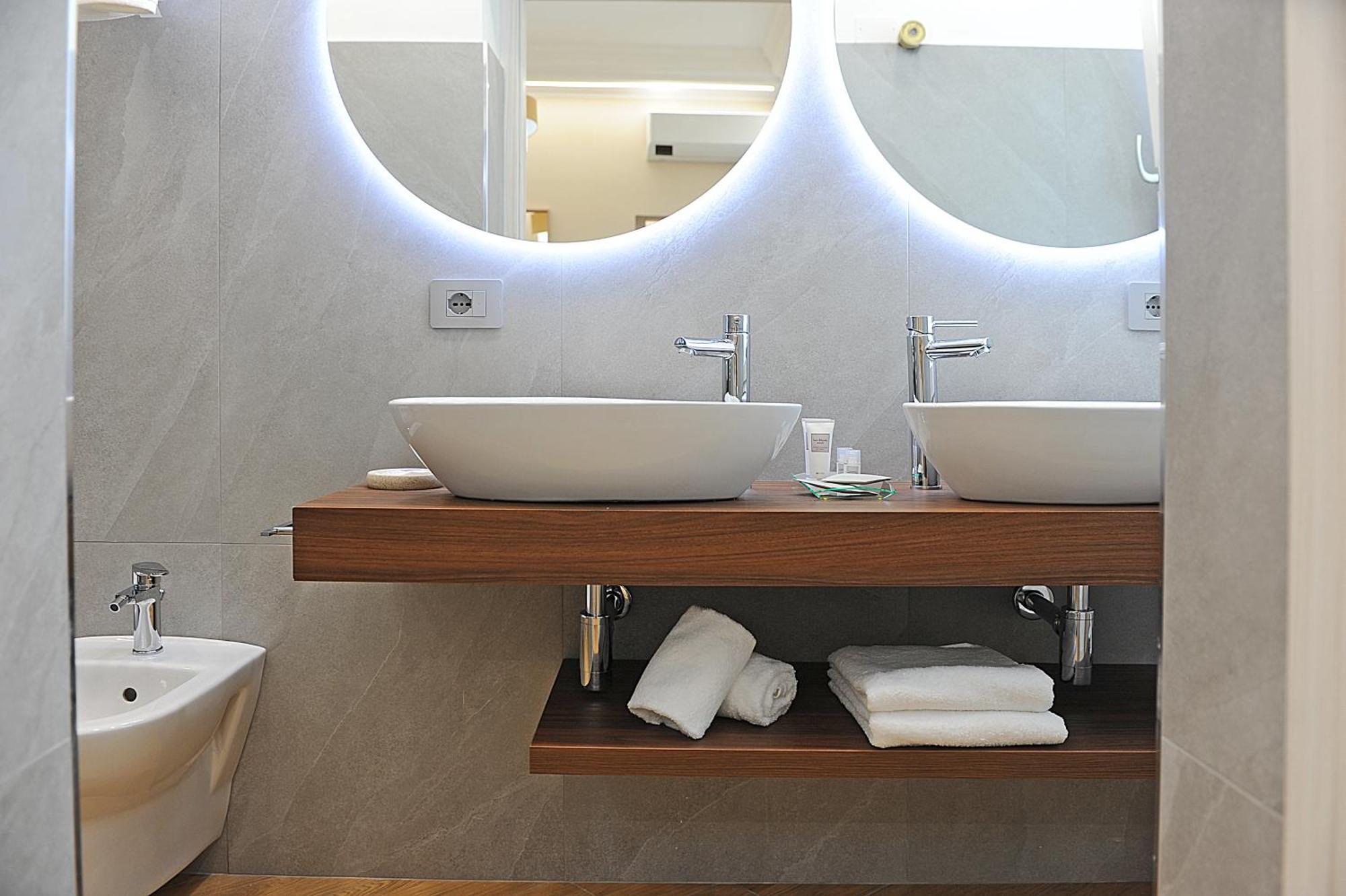 Mom Apartment Rooms&Suites Тиволи Экстерьер фото