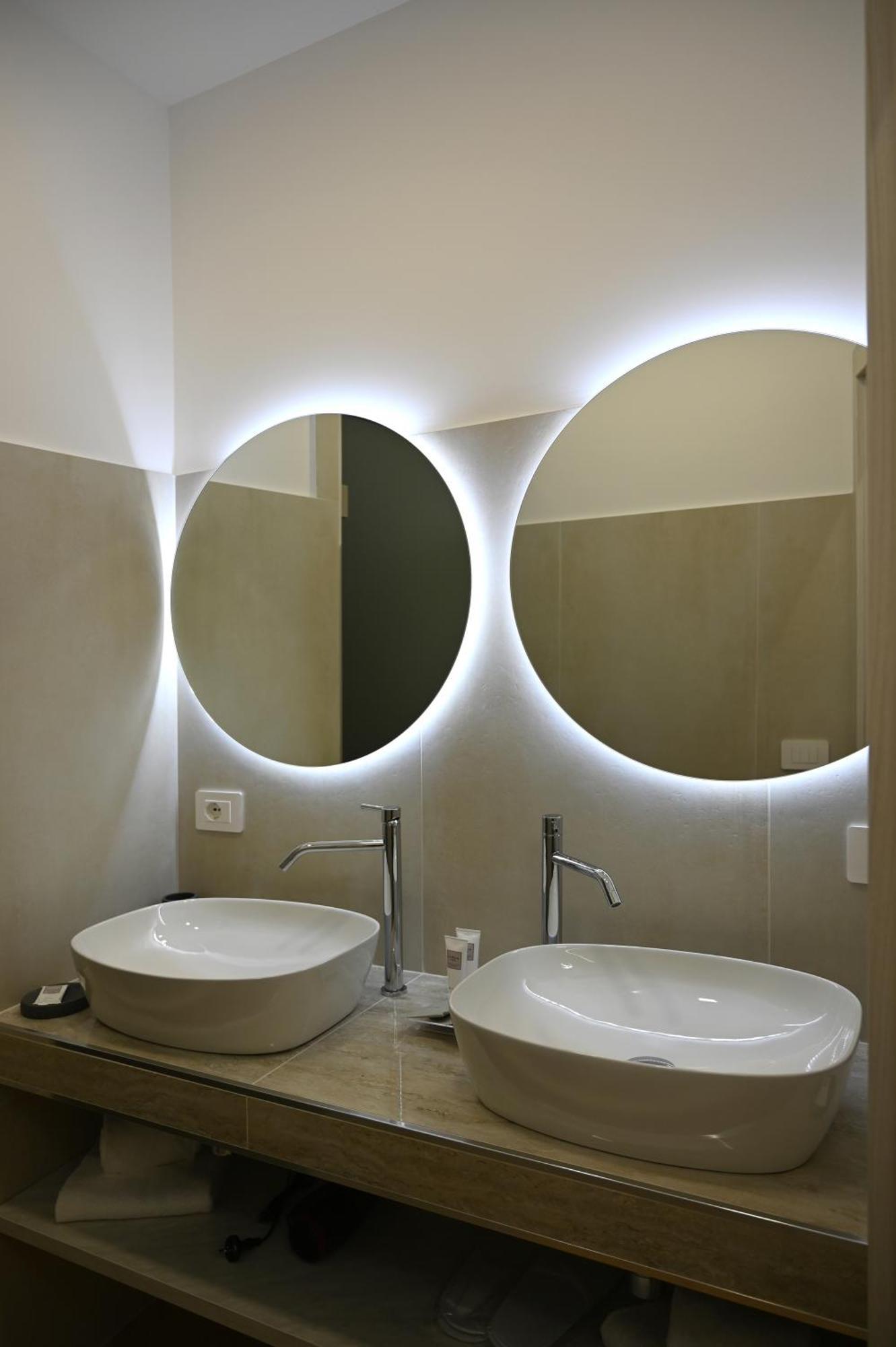Mom Apartment Rooms&Suites Тиволи Экстерьер фото
